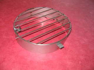 Das Gitter kann geklammert, oder auch mit einem Kleber eingebaut werden.